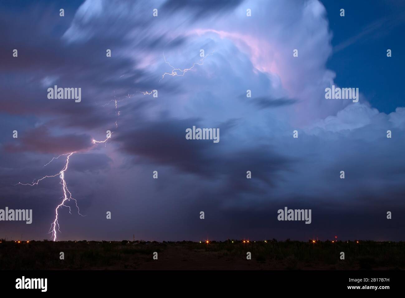 Spectaculaire coup de nuage de cumulonimbus et éclair éclair dans un orage violent près de Midland, Texas Banque D'Images