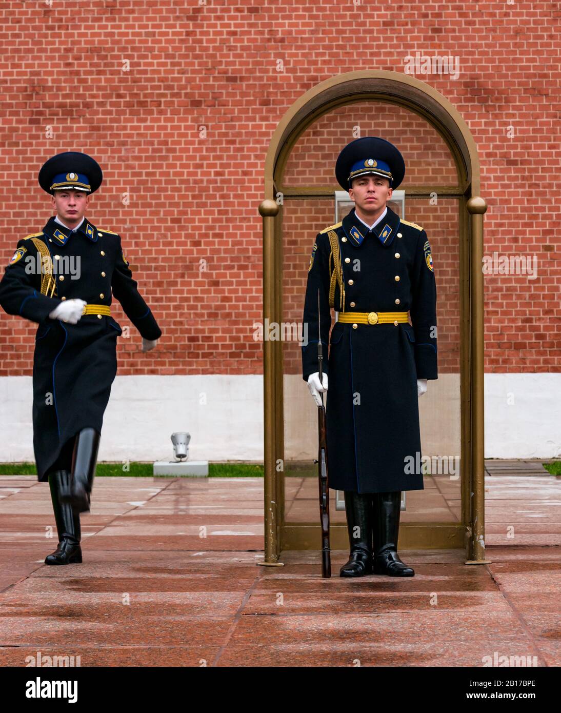 Inspection de la garde du Kremlin par le braque russe, tombe du mémorial de guerre du soldat inconnu, Alexander Gardens, Moscou, Russie Banque D'Images
