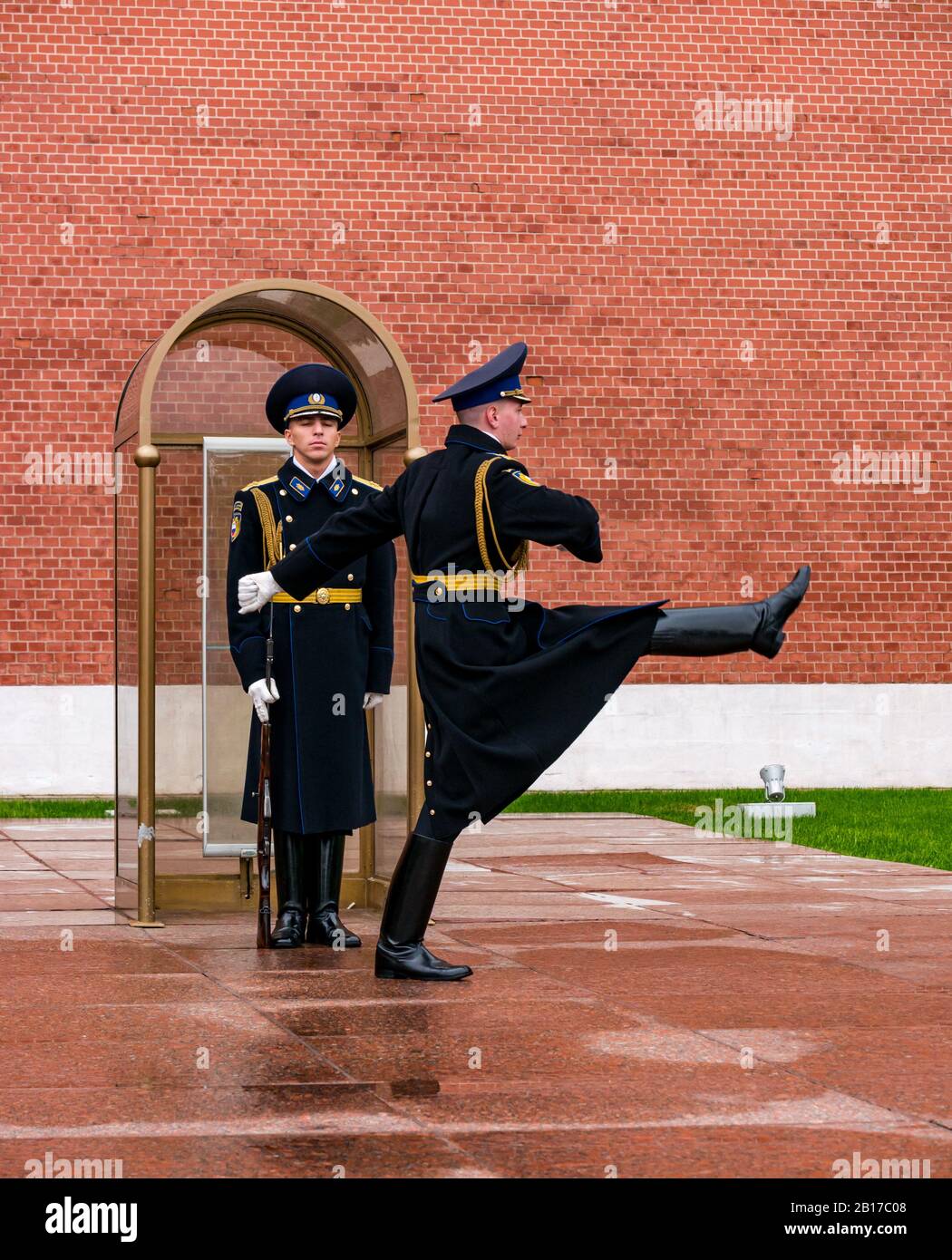 Inspection de la garde du régiment du Kremlin avec une marche de l'oie du soldat, tombe du mémorial de guerre du soldat inconnu, Alexander Gardens, Moscou, Russie Banque D'Images