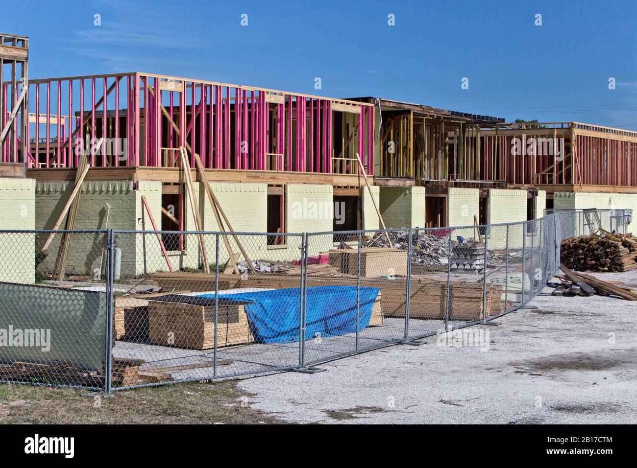 Reconstruction à partir des dégâts causés par l'ouragan Harvey 2017, complexe d'appartements multiples, Texas. Banque D'Images