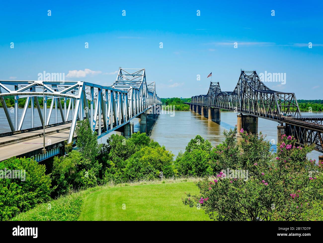 L'ancien et nouveau pont de Vicksburg, également appelé pont du fleuve Mississippi, s'étend sur le fleuve Mississippi au Centre d'accueil de Vicksburg, au Mississippi. Banque D'Images