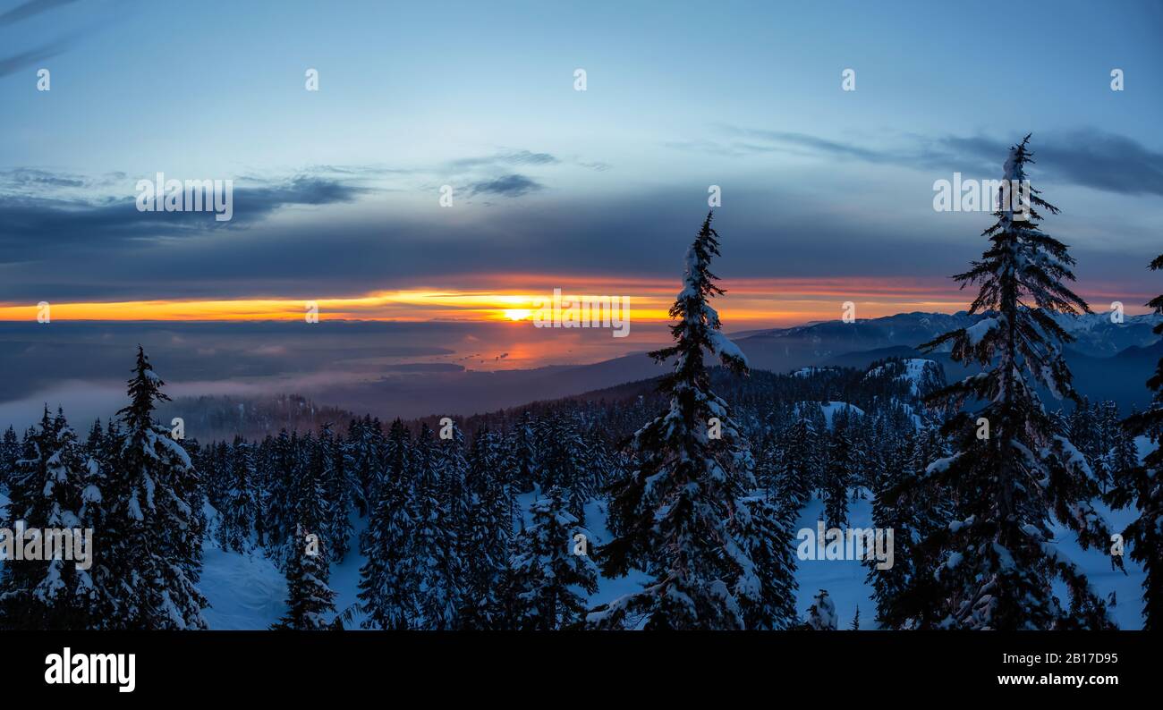 Magnifique vue panoramique sur le paysage naturel depuis le sommet de la montagne et le centre-ville en arrière-plan pendant un coucher de soleil d'hiver animé. Prise à Seymour, Banque D'Images