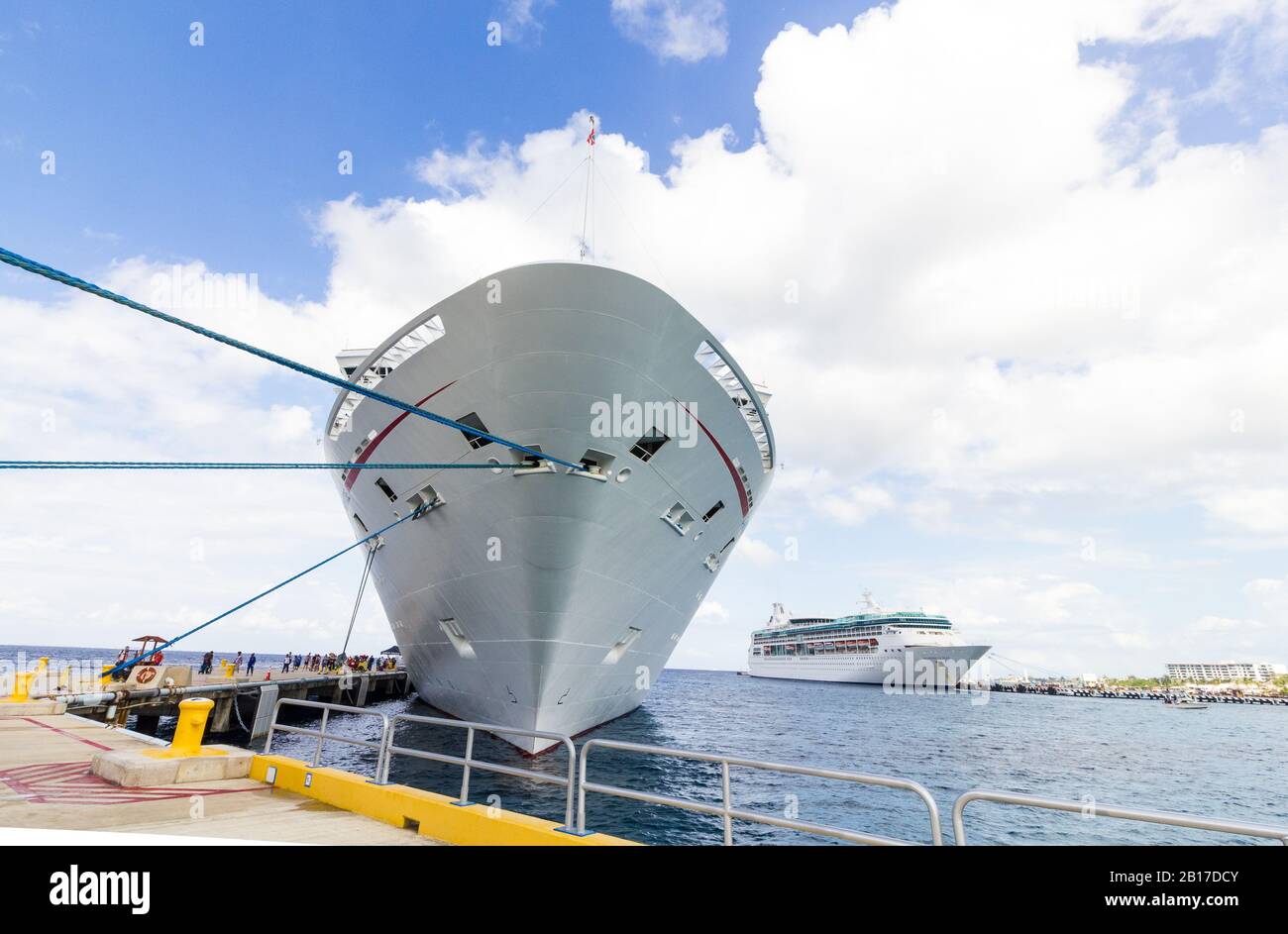 Deux navires de croisière Carnival amarrés à Cozumel au Mexique Banque D'Images