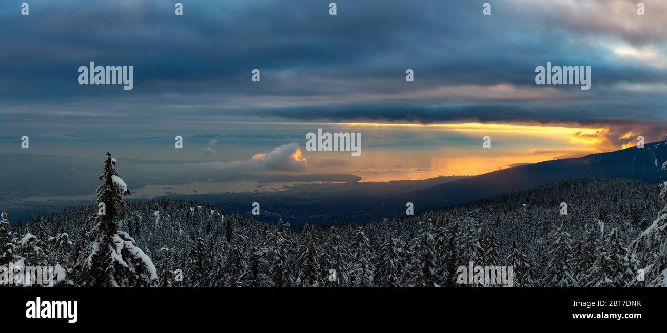 Magnifique vue panoramique sur le paysage naturel depuis le sommet de la montagne et le centre-ville en arrière-plan pendant un coucher de soleil d'hiver animé. Prise à Seymour, Banque D'Images