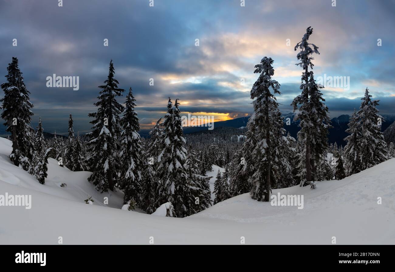 Magnifique vue panoramique sur le paysage naturel depuis le sommet de la montagne et le centre-ville en arrière-plan pendant un coucher de soleil d'hiver animé. Prise à Seymour, Banque D'Images