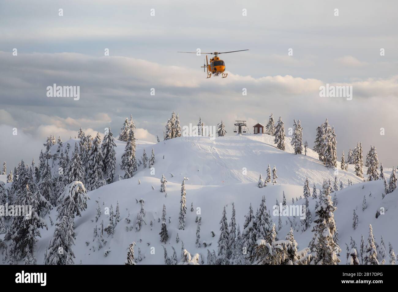 North Vancouver (Colombie-Britannique), Canada - le 17 février 2020 : l'hélicoptère de recherche et de sauvetage de la Côte-Nord vole pour aider un skieur d'homme dans l'arrière-pays Banque D'Images