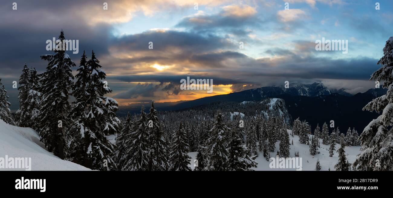 Magnifique vue panoramique sur le paysage naturel depuis le sommet de la montagne et le centre-ville en arrière-plan pendant un coucher de soleil d'hiver animé. Prise à Seymour, Banque D'Images