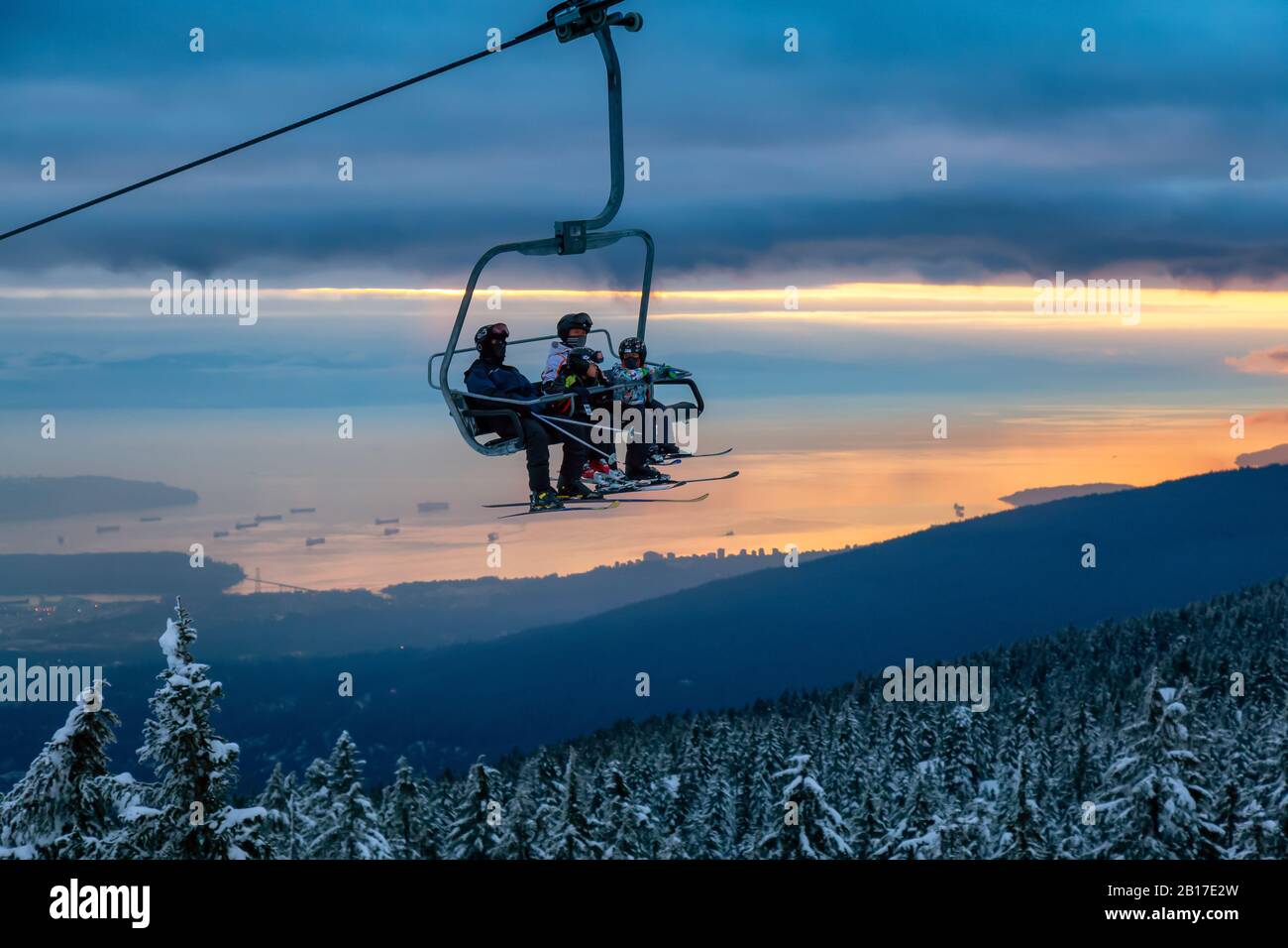 Seymour Mountain, North Vancouver (Colombie-Britannique), Canada - 12 février 2020 - télésiège jusqu'au sommet d'une station de ski sous un soleil ensoleillé et nuageux W Banque D'Images