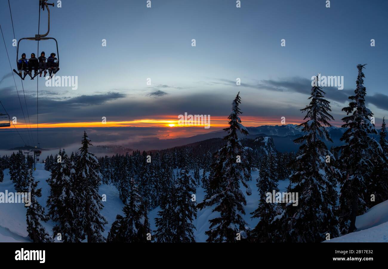 Seymour Mountain, North Vancouver (Colombie-Britannique), Canada - 10 février 2020: Vue panoramique sur la télécabine jusqu'au sommet d'une station de ski durin Banque D'Images