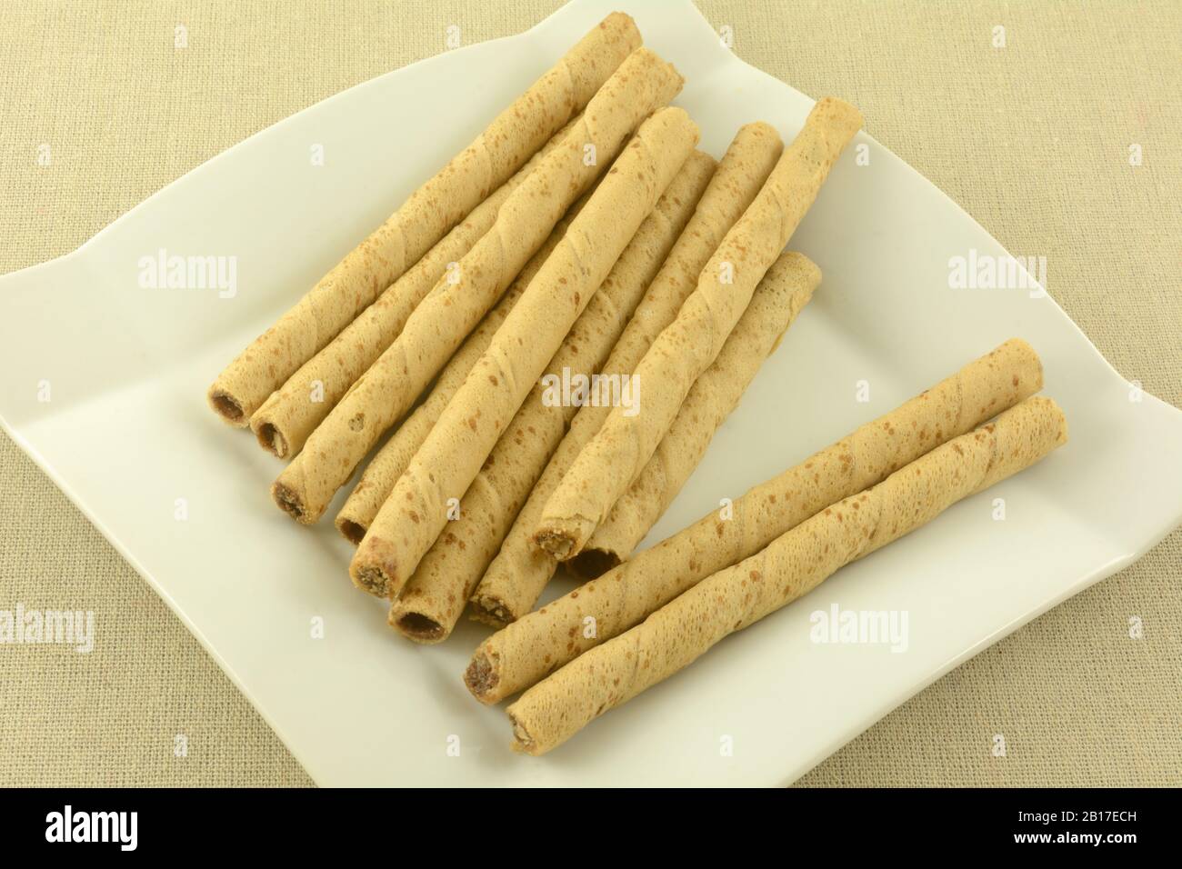 Dessert ou en-cas à base de biscuits roulés au chocolat et à la crème de noisette Banque D'Images