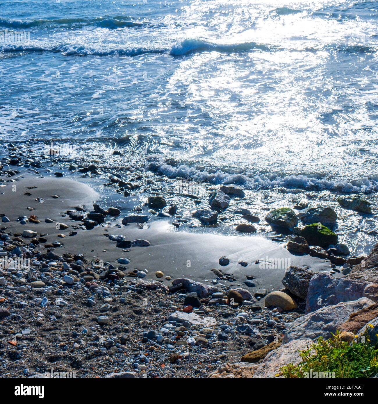 Plage de Torrox sur la Costa del sol dans le sud de l'Espagne. Torrox possède un phare, un musée et des ruines d'œuvres salées romaines et d'usine de Garum Banque D'Images