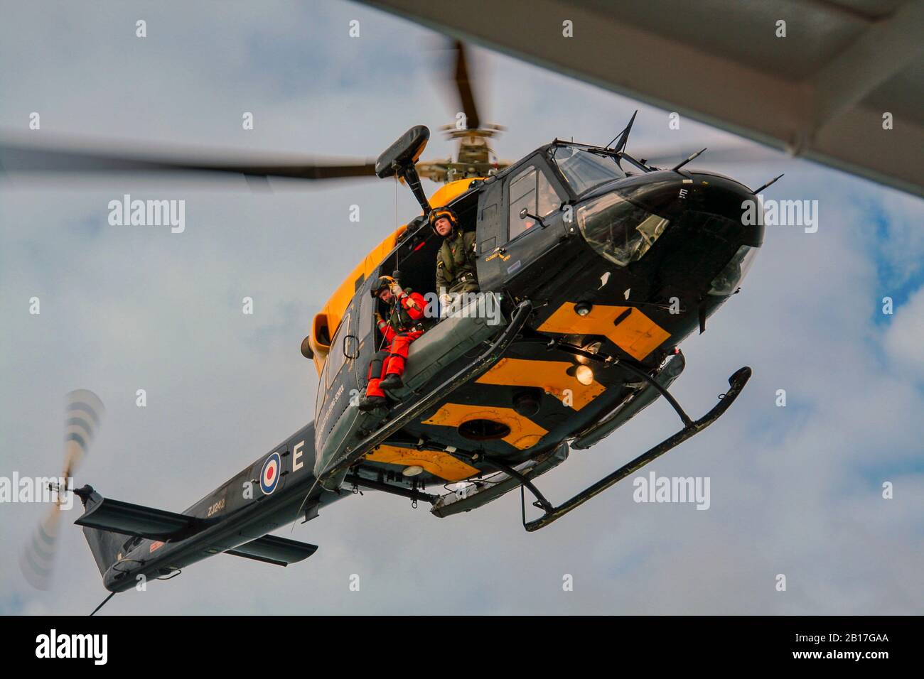 RAF Bell 412 B sauvetage en hélicoptère en mer d'Irlande Banque D'Images