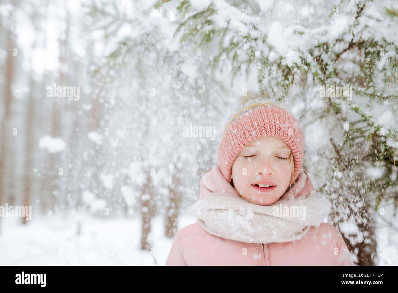Portrait de fille avec les yeux fermés dans la forêt d'hiver Banque D'Images