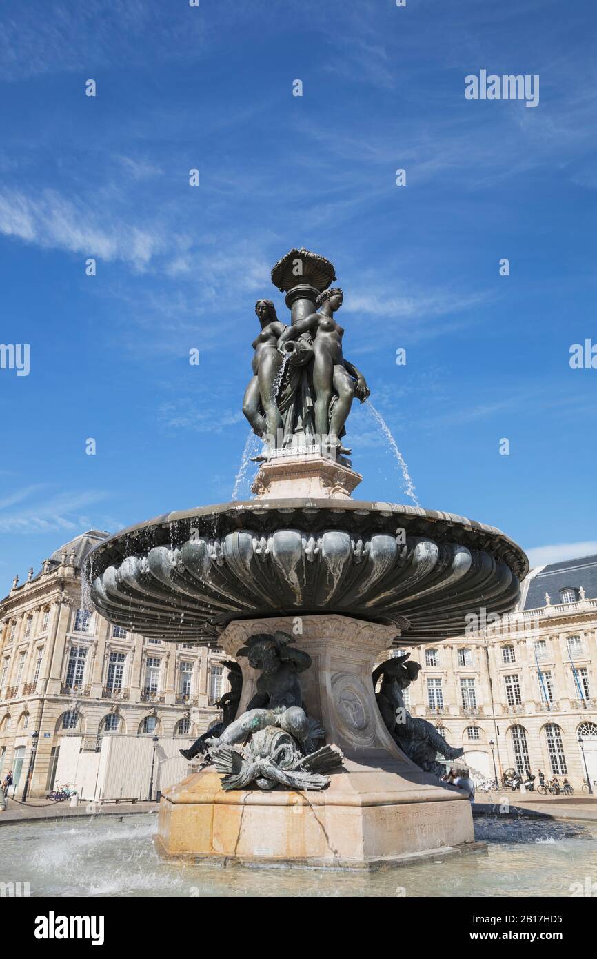 France, Gironde, Bordeaux, vue à angle bas de la Fontaine des trois grâces Banque D'Images