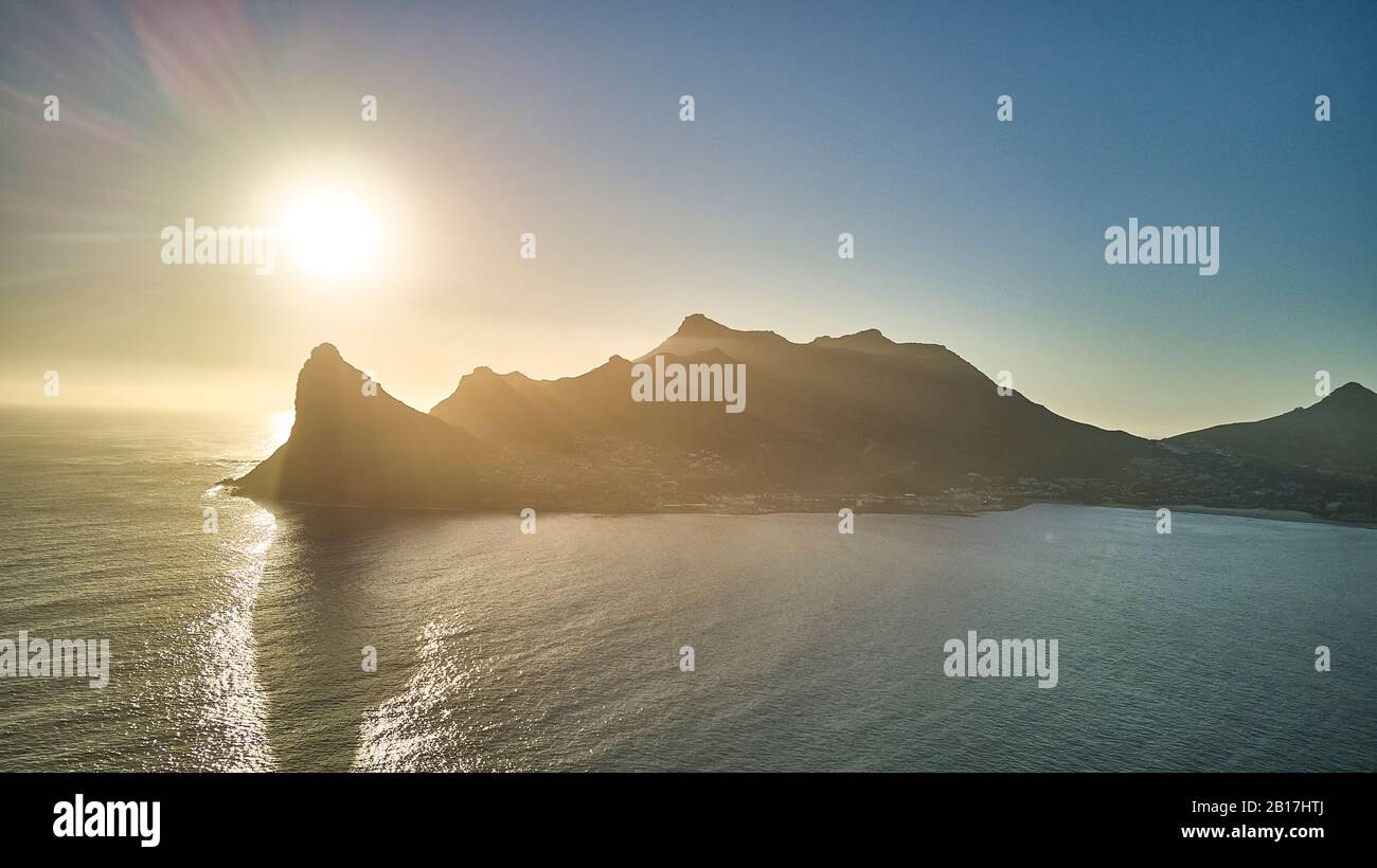 Afrique du Sud, vue aérienne de la baie de Hout depuis Chapmans Peak au coucher du soleil Banque D'Images