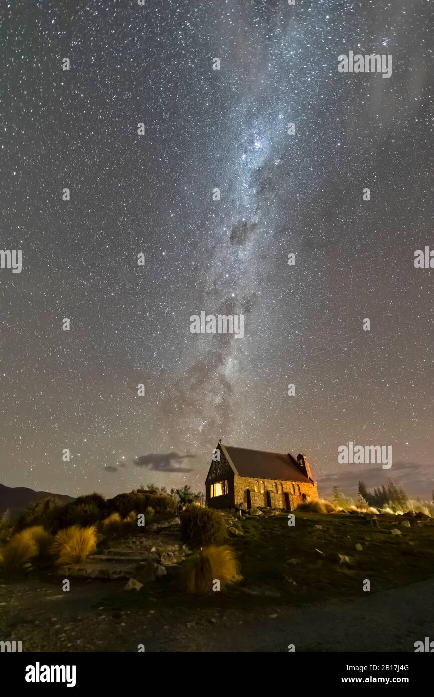 Nouvelle-Zélande, Océanie, Ile du Sud, Lac Tekapo, Église du bon Berger et voie lactée sur le ciel la nuit Banque D'Images