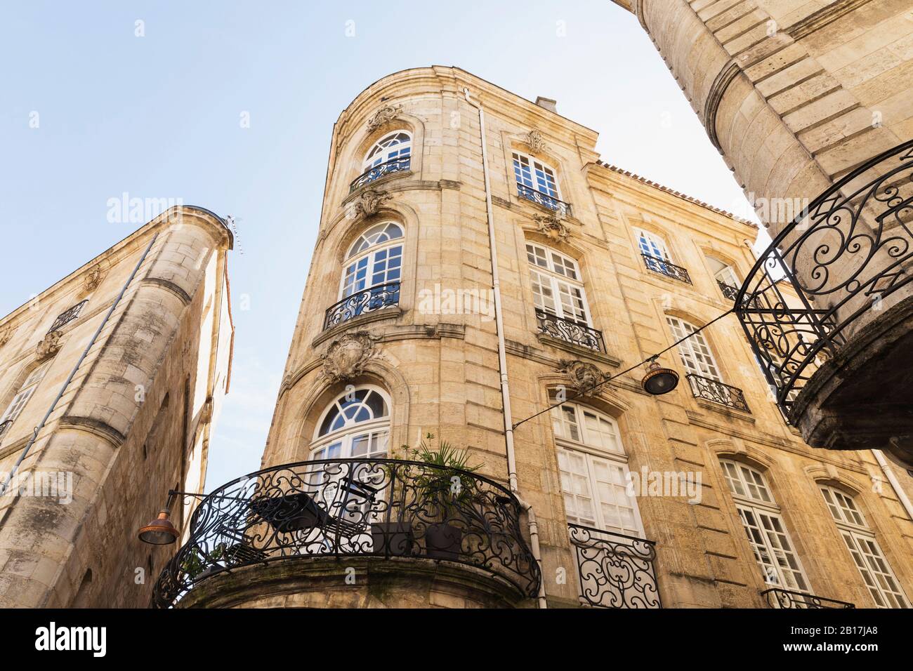 France, Gironde, Bordeaux, vue à angle bas sur les fenêtres et les balcons du bâtiment résidentiel de la vieille ville Banque D'Images