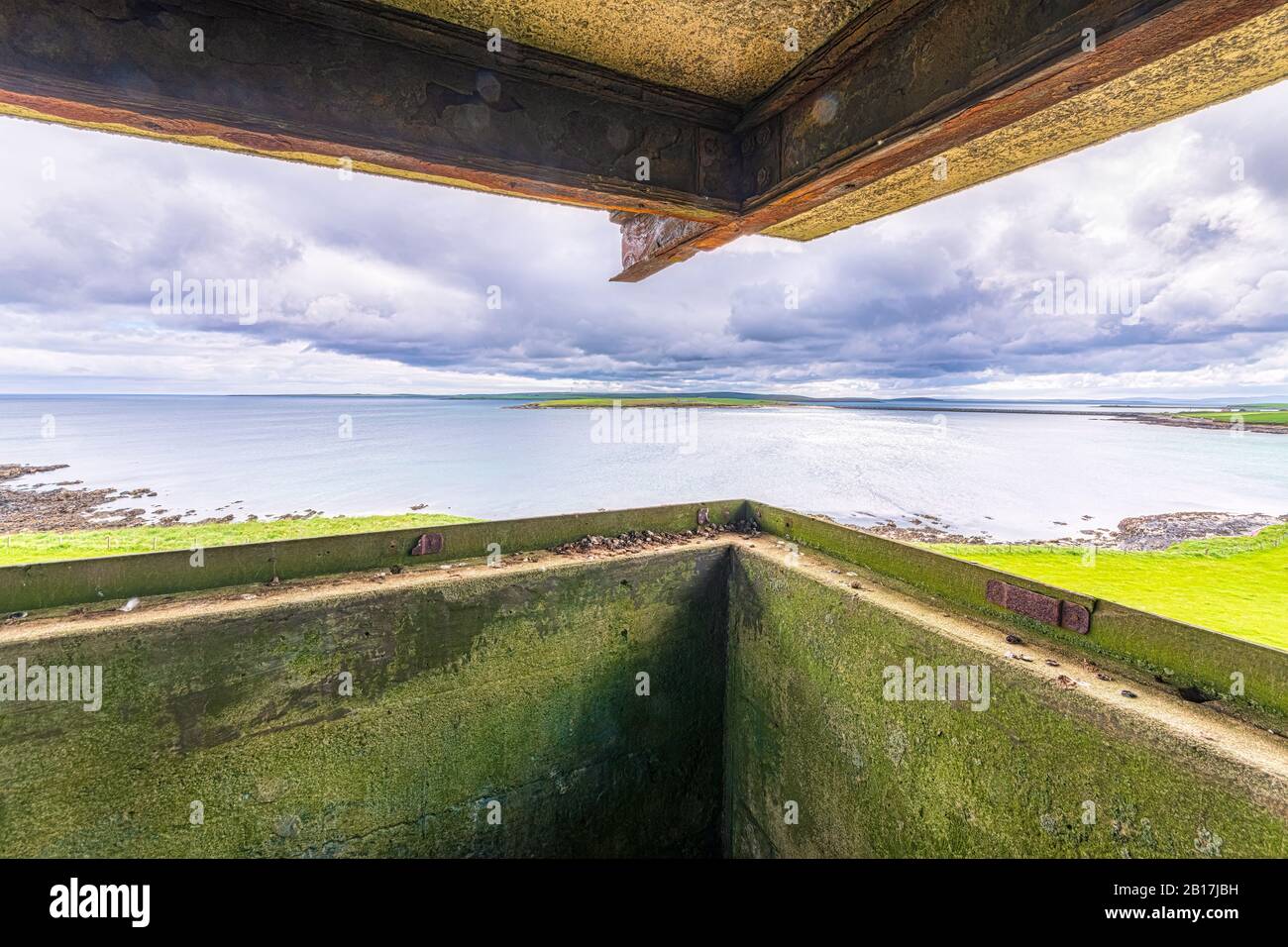 Écosse, îles Orkney, vue du poste militaire de surveillance de la seconde Guerre mondiale sur le détroit de Kirk et vers l'une des Barrières de Churchill sur le sid de droite Banque D'Images