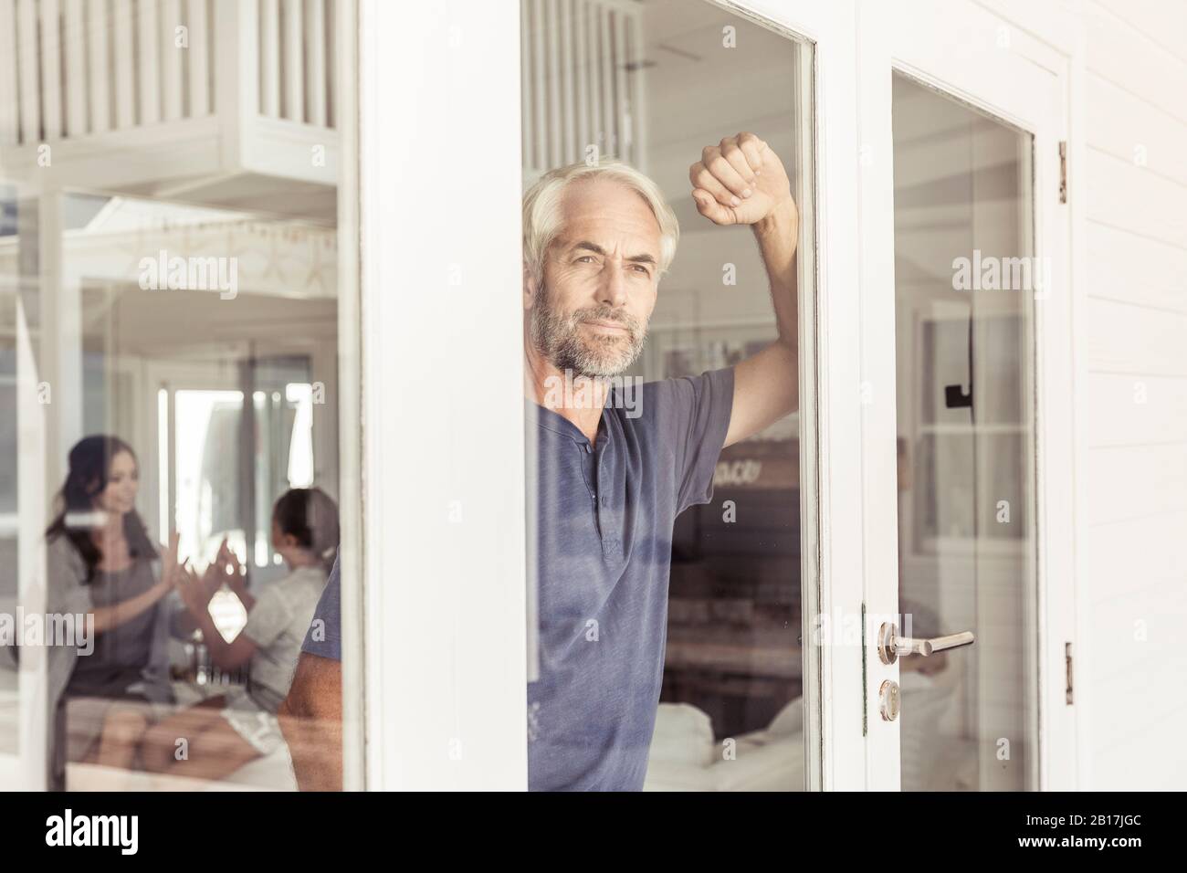 Portrait de l'homme mûr regardant hors de la fenêtre Banque D'Images