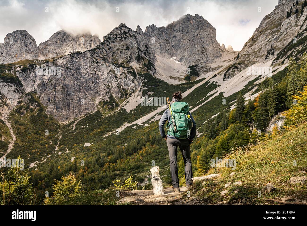 Femme lors d'un voyage de randonnée à Wilder Kaiser en profitant de la vue, les montagnes Kaiser, le Tyrol, l'Autriche Banque D'Images