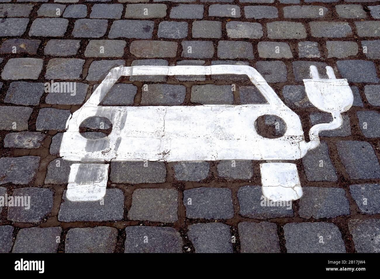 Allemagne, Bade-Wurtemberg, symbole de la station de charge de véhicules électriques sur le pavé Banque D'Images