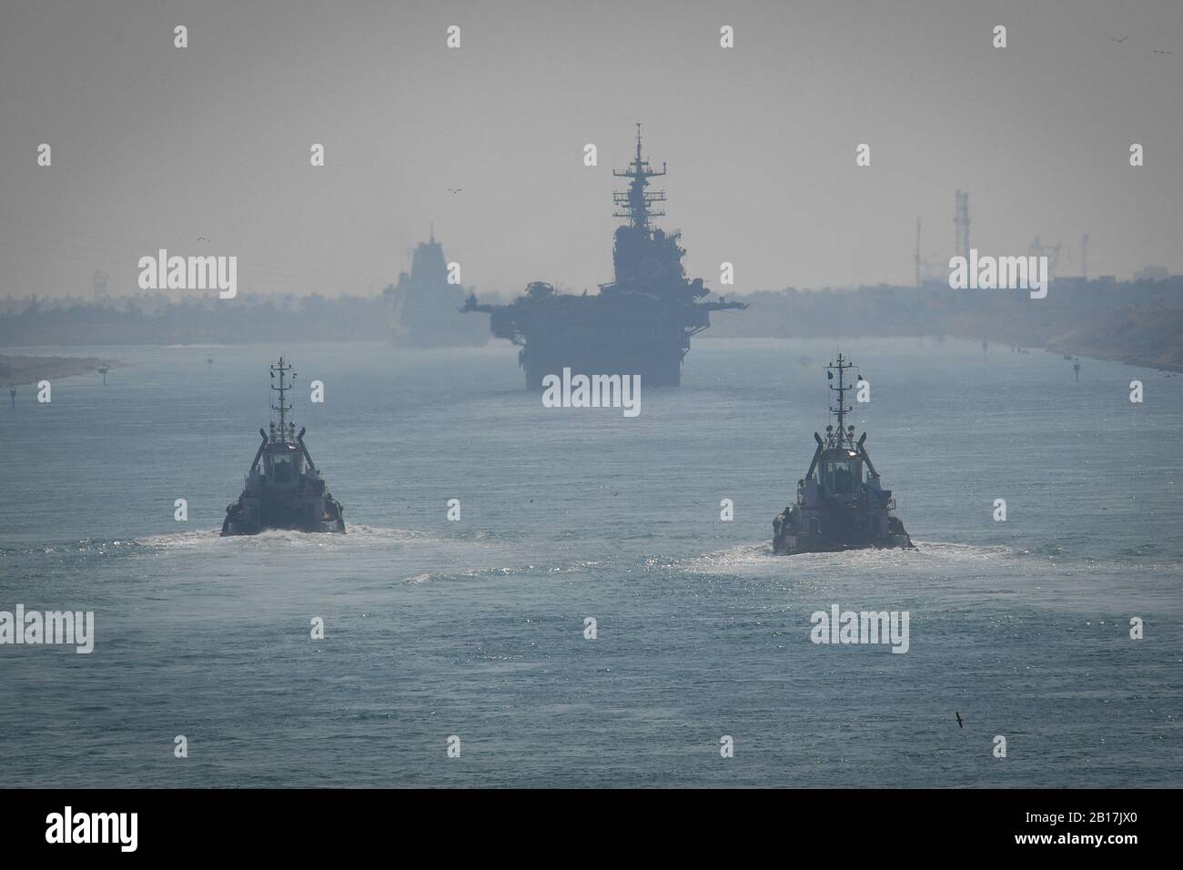 200111-N-VP266-1105 CANAL SUEZ (JANV 11, 2020) Le navire d'assaut amphibie USS Bataan (LHD 5), le centre et le quai de transport amphibie USS New York (LPD 21), centre gauche, transite le canal de Suez. Bataan, le navire amiral du groupe de préparation amphibie de Bataan et avec la 26ème unité expéditionnaire marine embarqué, Est déployé dans la 5ème zone d'opérations de la flotte des États-Unis à l'appui des opérations de sécurité maritime pour rassurer les alliés et les partenaires et préserver la liberté de navigation et la libre circulation du commerce dans la région. (ÉTATS-UNIS Photo marine par Spécialiste Communication de masse 3ème classe Griffin Kersting) Banque D'Images