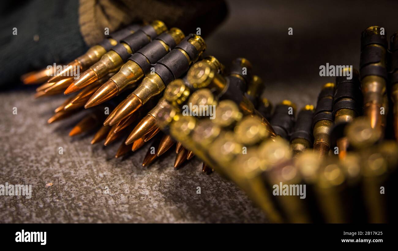 Marines avec 7ème Bataillon de soutien des ingénieurs, 1ère Marine Logistics Group, préparer des munitions de 7,62 mm avant une gamme de mitrailleuses à fort Greely, Alaska, 22 février 2020, en vue de l'exercice Arctic Edge 2020. Arctic Edge est le plus grand exercice conjoint prévu en Alaska cette année, avec environ 1 000 militaires américains participant à l'exercice multi-service. (ÉTATS-UNIS Photo du corps marin par lance Cpl. José Gonzalez) Banque D'Images