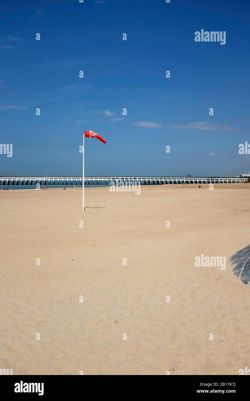 Belgique, Ostende - Windsock sur la plage avec jetée en arrière-plan Banque D'Images