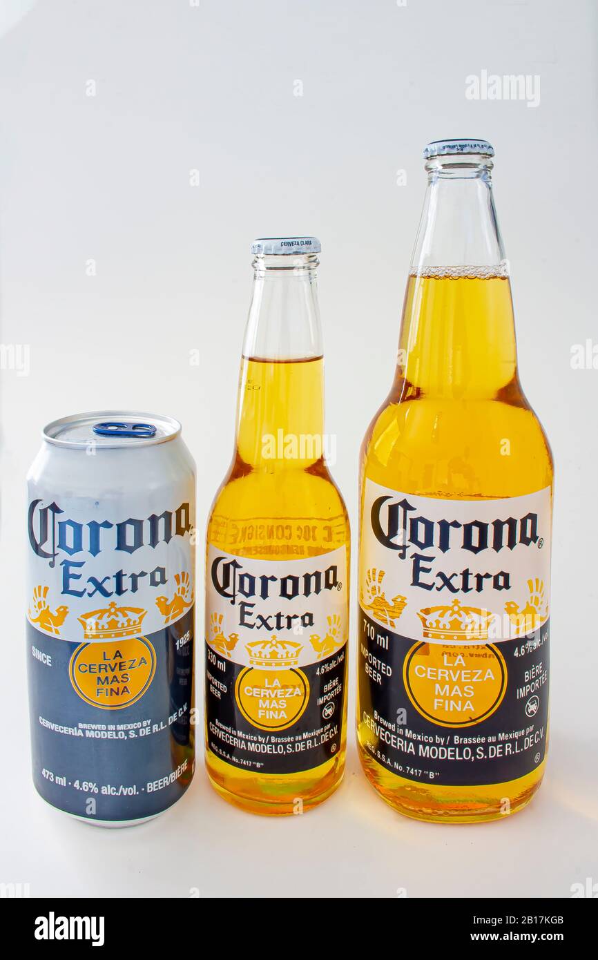 Calgary, Alberta, Canada. 23 Févr. 2020. Une boîte de bière Corona de 473 ml, une bouteille de 330 ml et une bouteille de 710 ml sur fond blanc. Banque D'Images