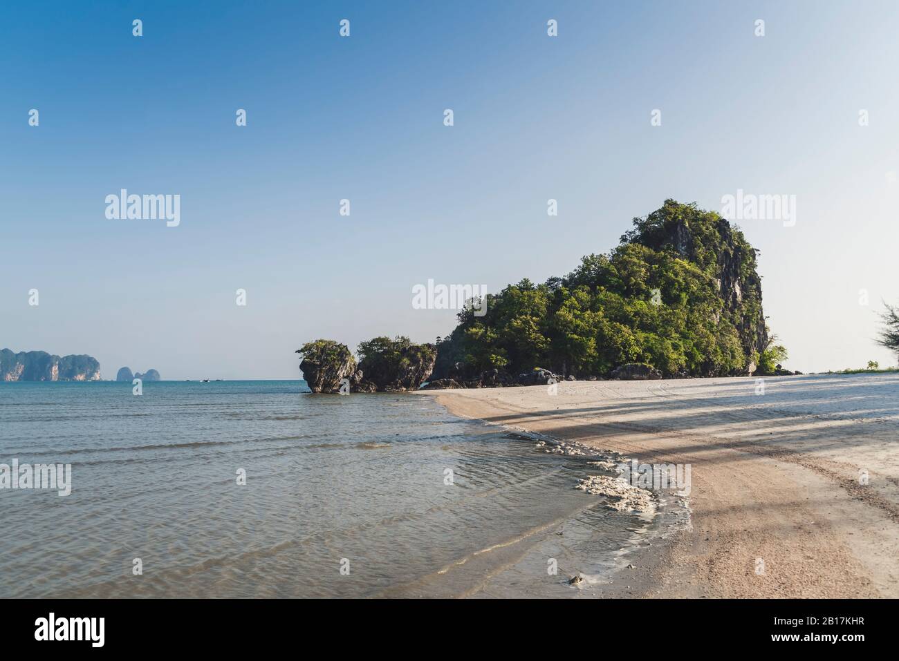 Petite île vue de la plage de Noppharat Thara, Ao Nang, Krabi, Thaïlande Banque D'Images