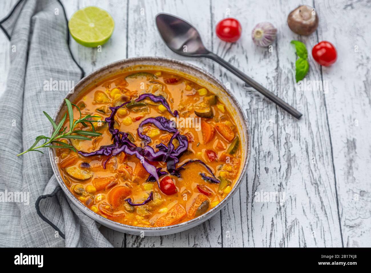 Bol de curry de pommes de terre sur table en bois Banque D'Images