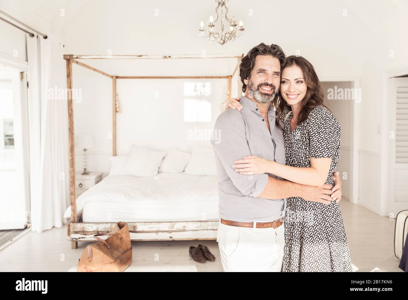 Un couple heureux embrassant dans la chambre d'une maison de vacances Banque D'Images