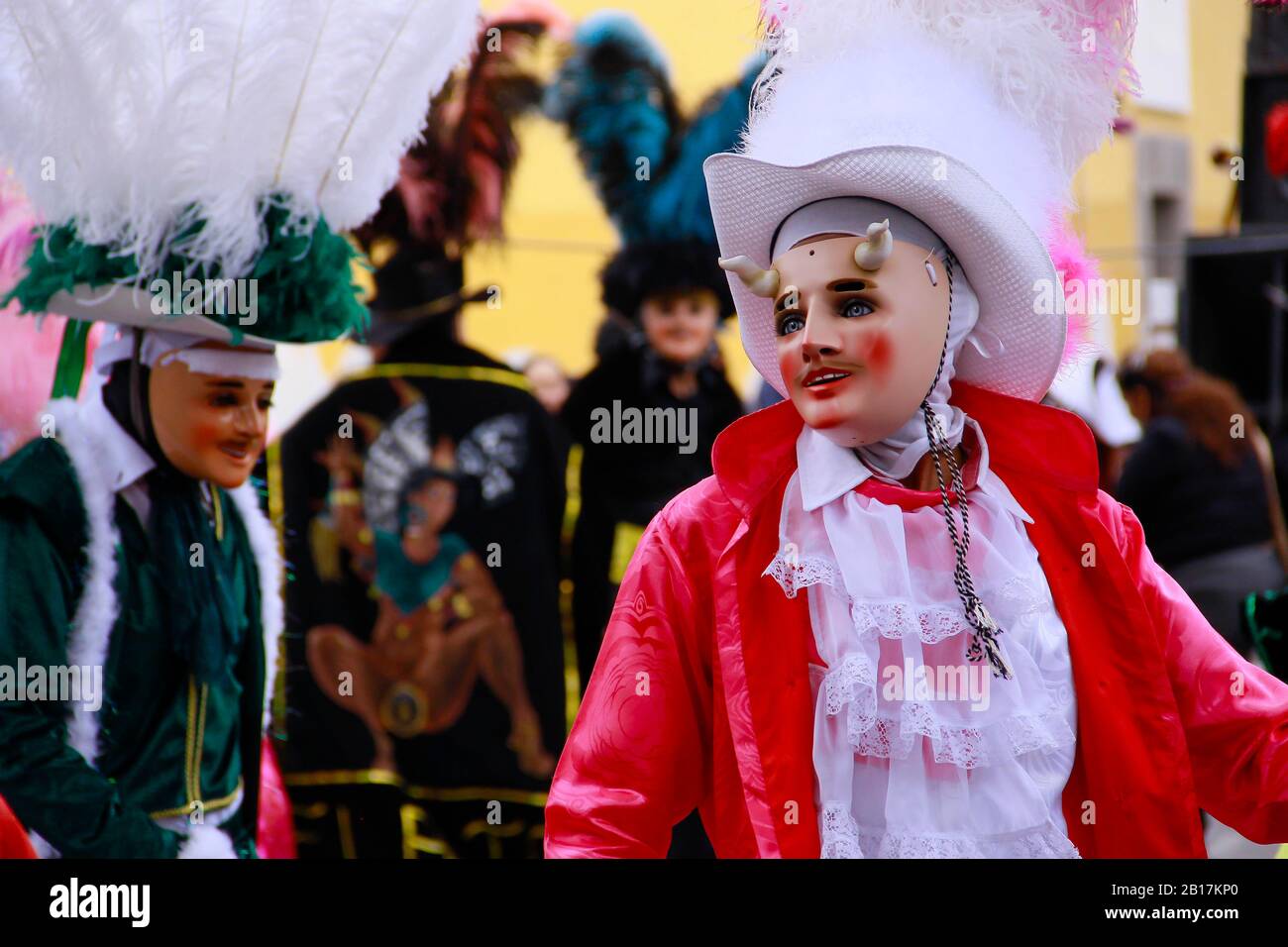Huehues Mexique, danseuse portant un costume traditionnel mexicain folklorique et masque riche en couleurs. Scène de Carnaval. Carnaval Mexicain Banque D'Images