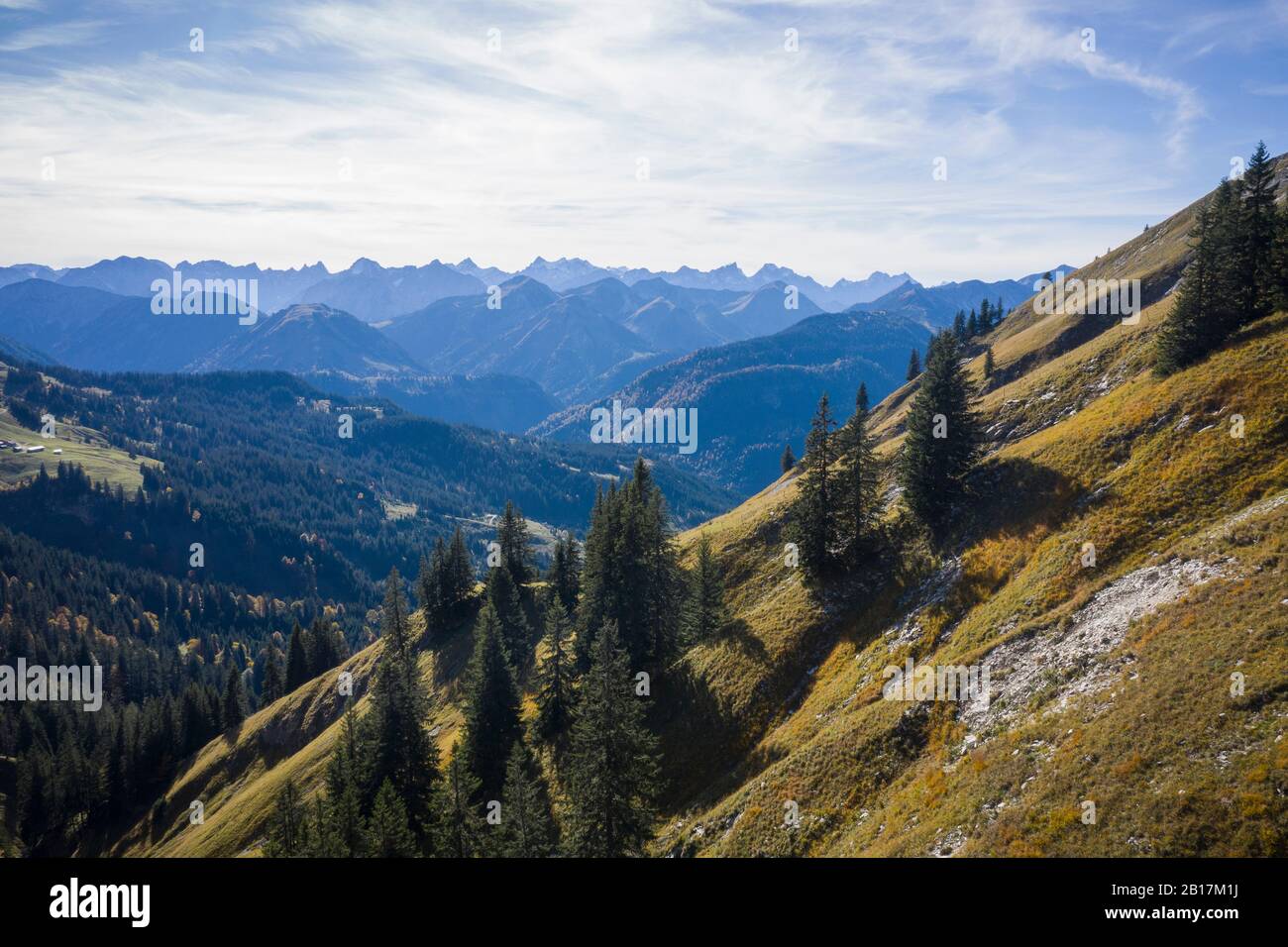 Autriche, Tyrol, Eben am Achensee, vue panoramique sur la vallée de montagne verdoyante et boisée en automne Banque D'Images