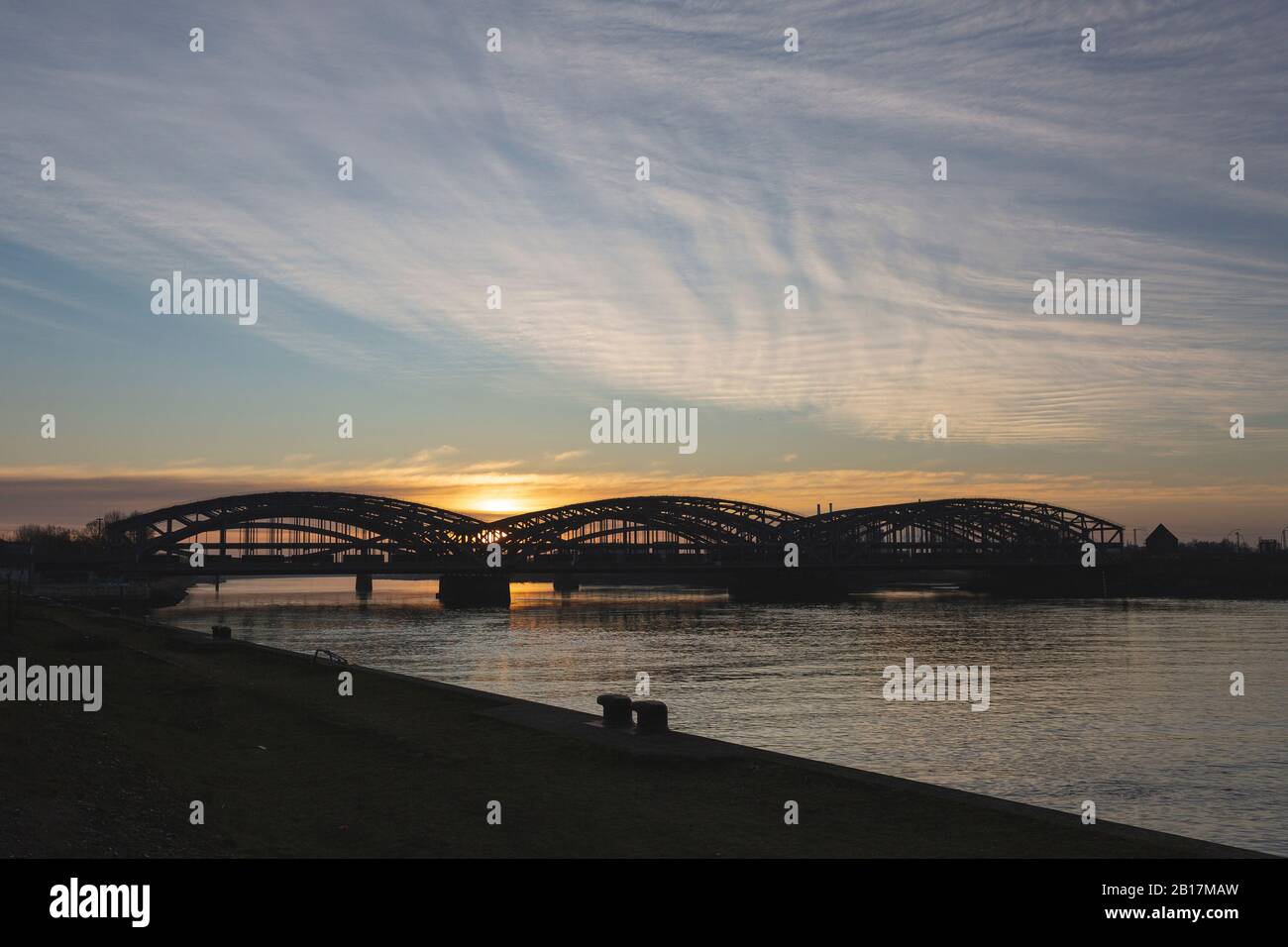 Allemagne, Hambourg, Silhouette du pont Elbbrucken au lever du soleil Banque D'Images