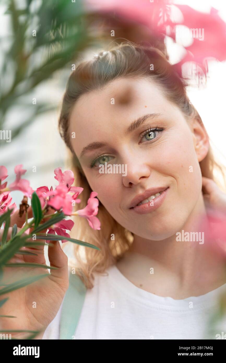 Portrait de jeune wiman avec fleurs roses d'oléander Banque D'Images