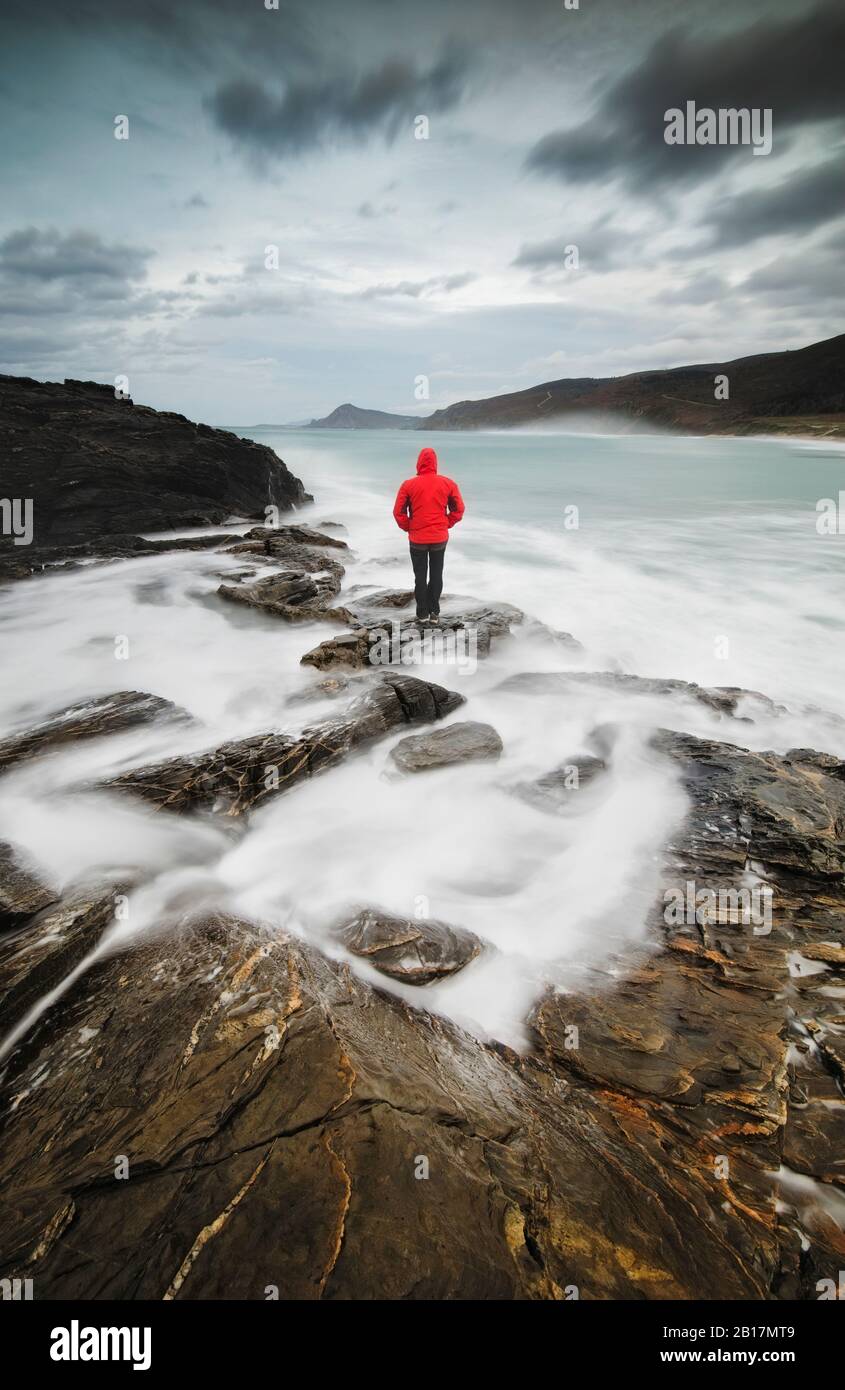 Vue arrière de l'homme debout dans un paysage côtier, Ferrol, Espagne Banque D'Images