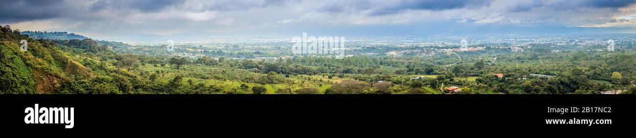 Vue panoramique sur la campagne du Costa Rica et les petites fermes près de San Jose. Banque D'Images