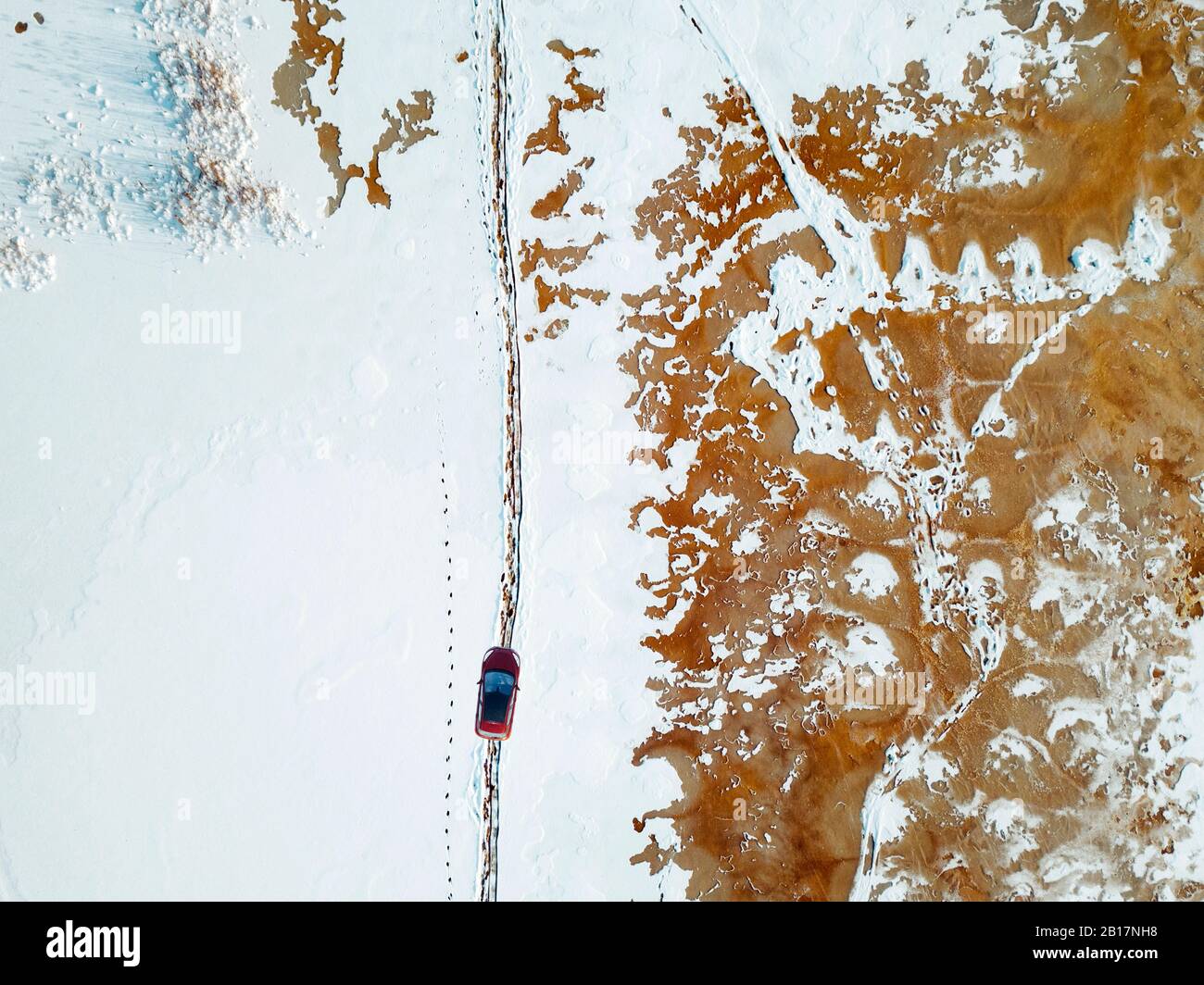 Russie, région de Leningrad, Tikhvin, vue aérienne de la voiture dans les paysages gelés Banque D'Images