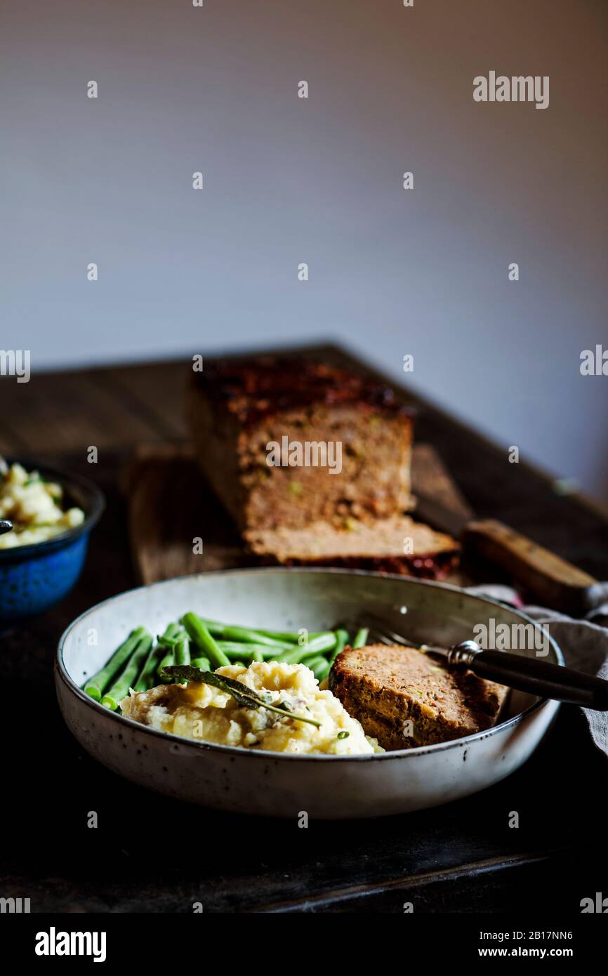 Assiette de purée de pommes de terre avec haricots verts et pain de viande Banque D'Images