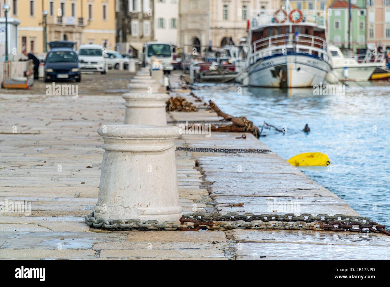 Vieux bollards avec chaîne au littoral, foyer sélectif, Piran, Slovénie Banque D'Images