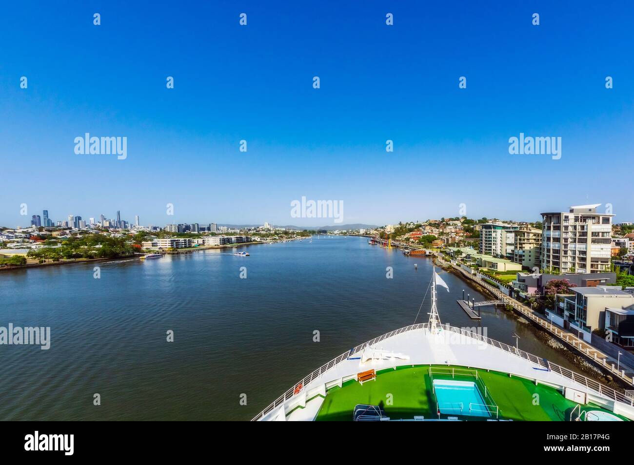 Australie, Queensland, Brisbane, City et Brisbane River avec pont de bateaux de croisière en premier plan Banque D'Images