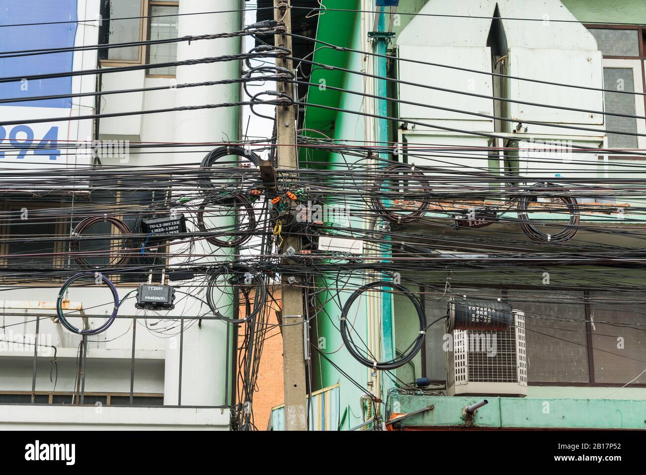 Bangkok, Thaïlande - 29 octobre 2019 : câblage électrique Désordonné sur le mât à Bangkok, Thaïlande. Banque D'Images