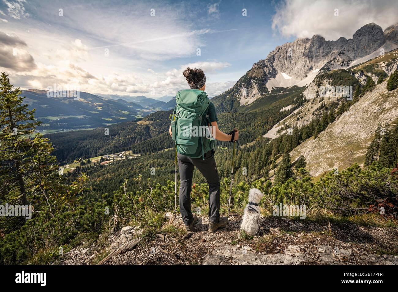 Femme lors d'un voyage de randonnée à Wilder Kaiser en profitant de la vue, les montagnes Kaiser, le Tyrol, l'Autriche Banque D'Images
