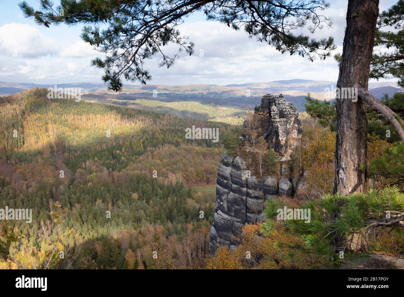 Allemagne, Saxe, formation de roches de Schrammeine et vaste forêt d'automne dans le parc national de la Suisse saxonne Banque D'Images
