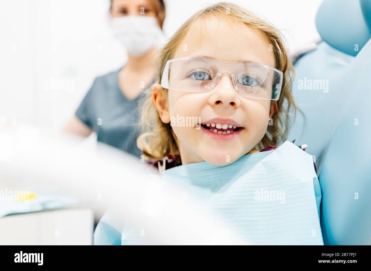 Portrait de la fille souriante chez le dentiste Banque D'Images