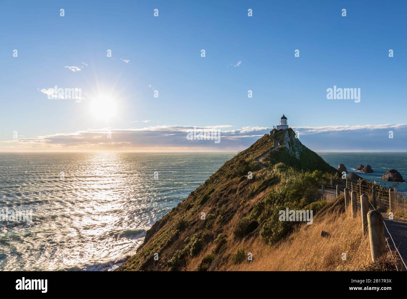 Nouvelle-Zélande, Océanie, Ile du Sud, Southland, Otago, route panoramique du Sud, point du Cap Nugget, phare de Nugget point au lever du soleil Banque D'Images