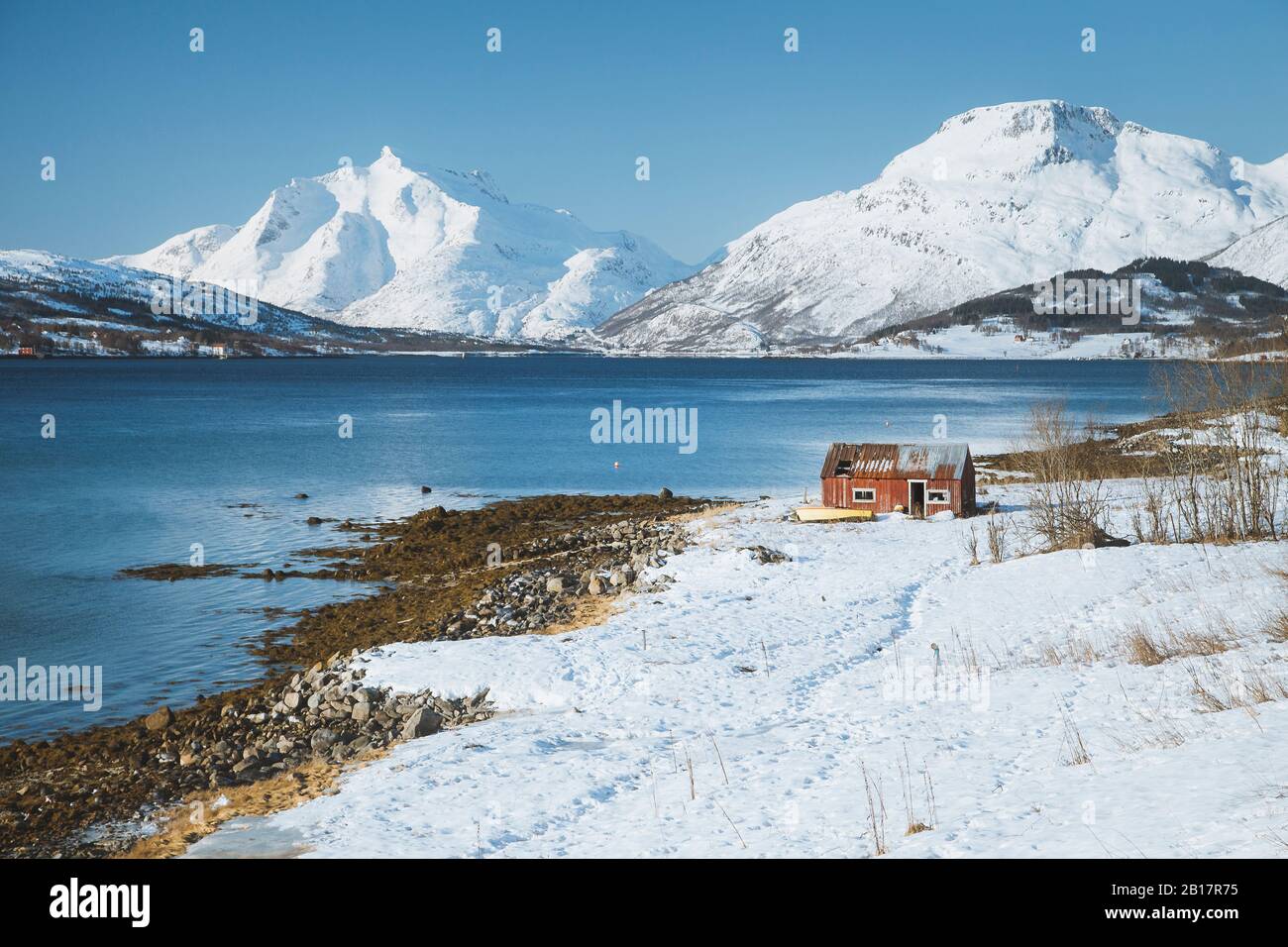 Norvège, ancienne cabane de pêcheurs dans le paysage d'hiver Banque D'Images