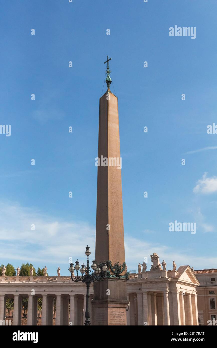 Italie, Rome, Vatican obélisque avec colonnade en arrière-plan Banque D'Images