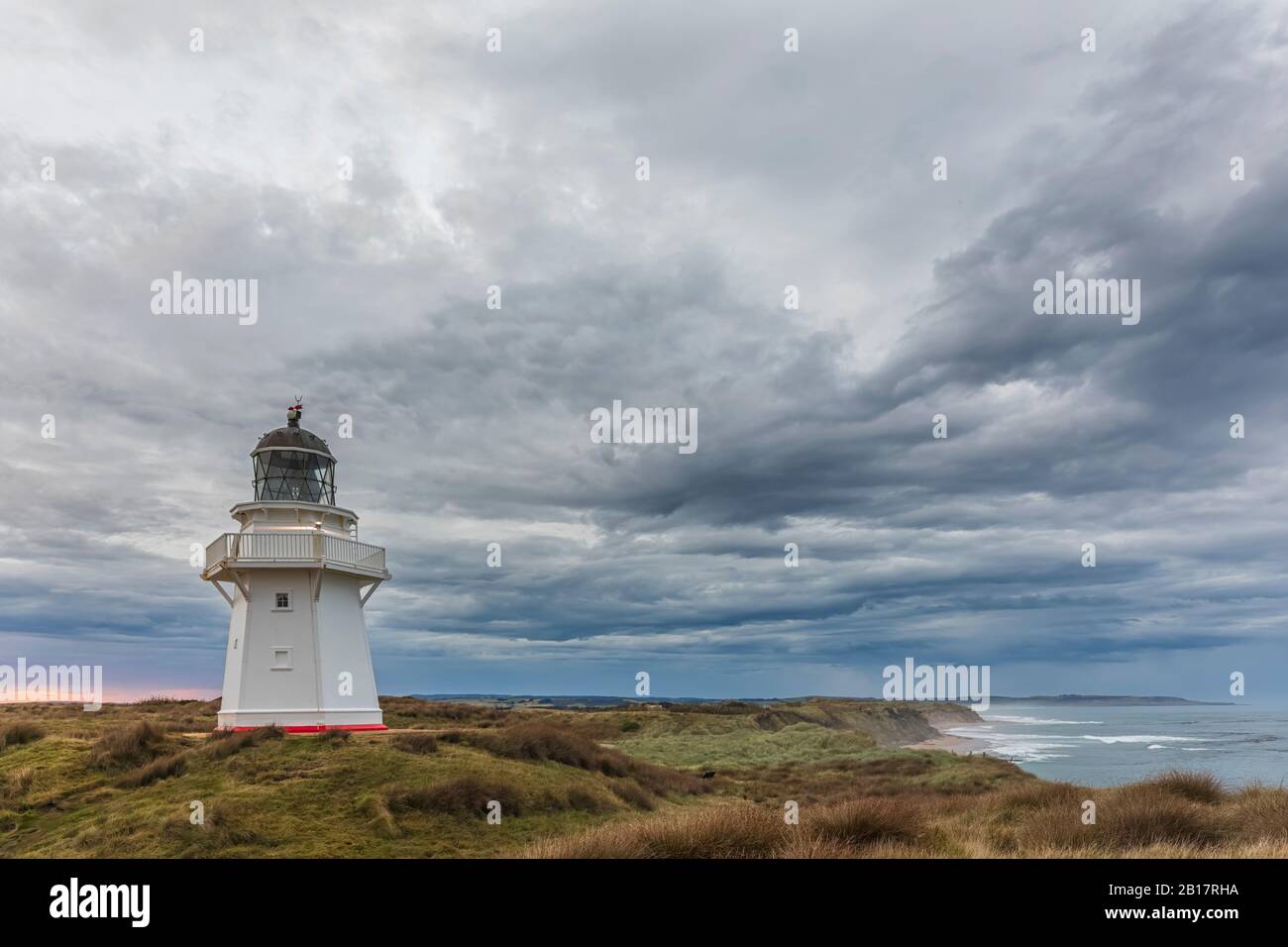Nouvelle-Zélande, Océanie, Ile du Sud, Southland, Otara, Waipapa point Lighthouse au coucher du soleil Banque D'Images